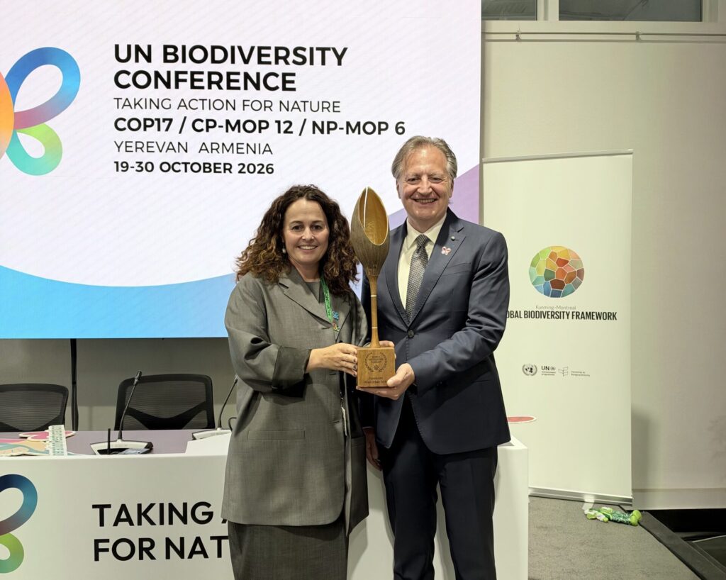 Maria Chiara Pastore, direttrice scientifica di Forestali e docente del Politecnico di Milano, e Alessandro Ferranti, Ambasciatore Italiano in Armenia, con il World Restoration Flagship Award